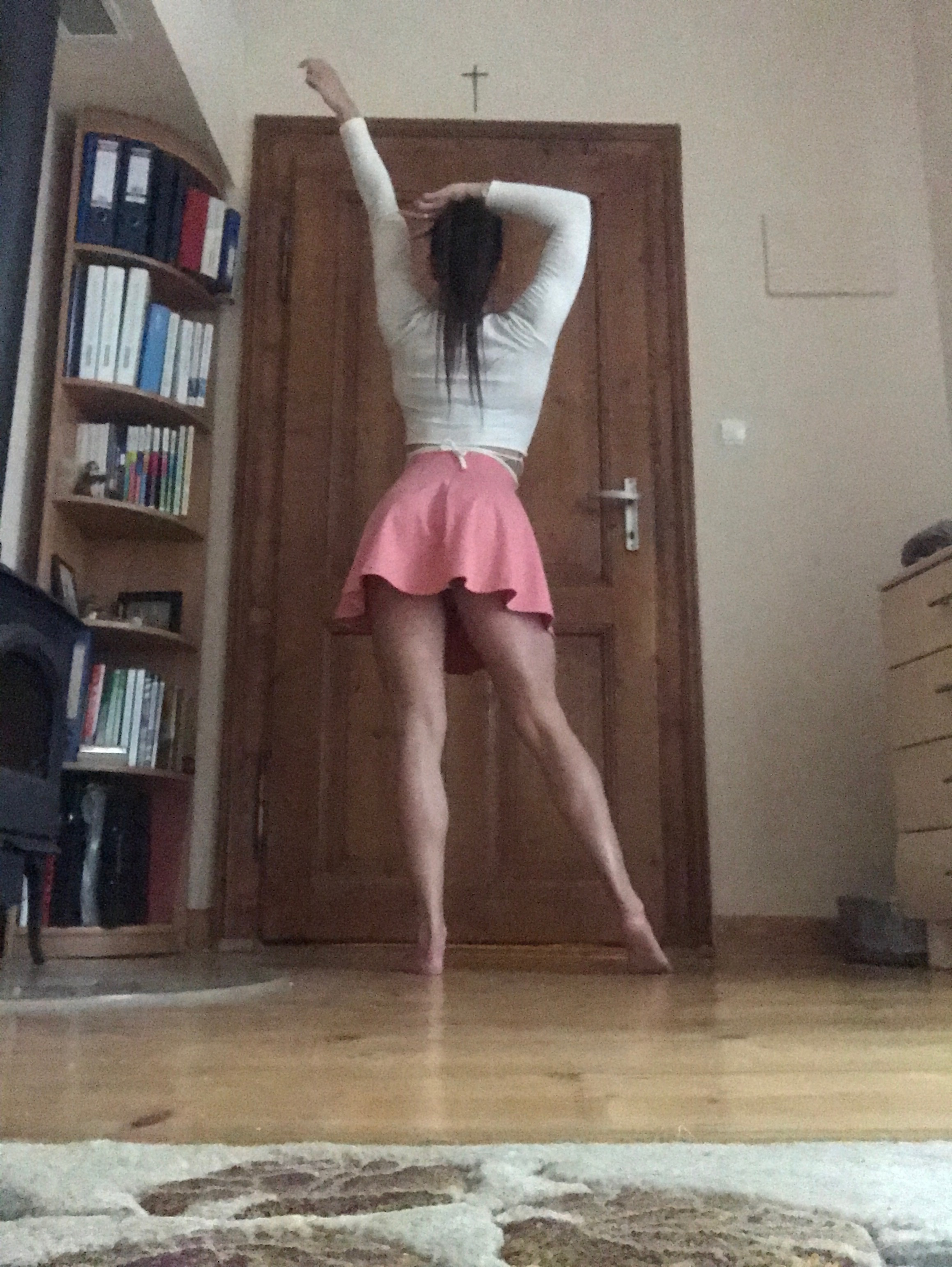 Pionowy kadr kobiety w różowej spódniczce, wnętrze, modowy charakter zdjęcia | Вертикальный кадр женщины в розовой юбке, интерьер, модный характер фотографии