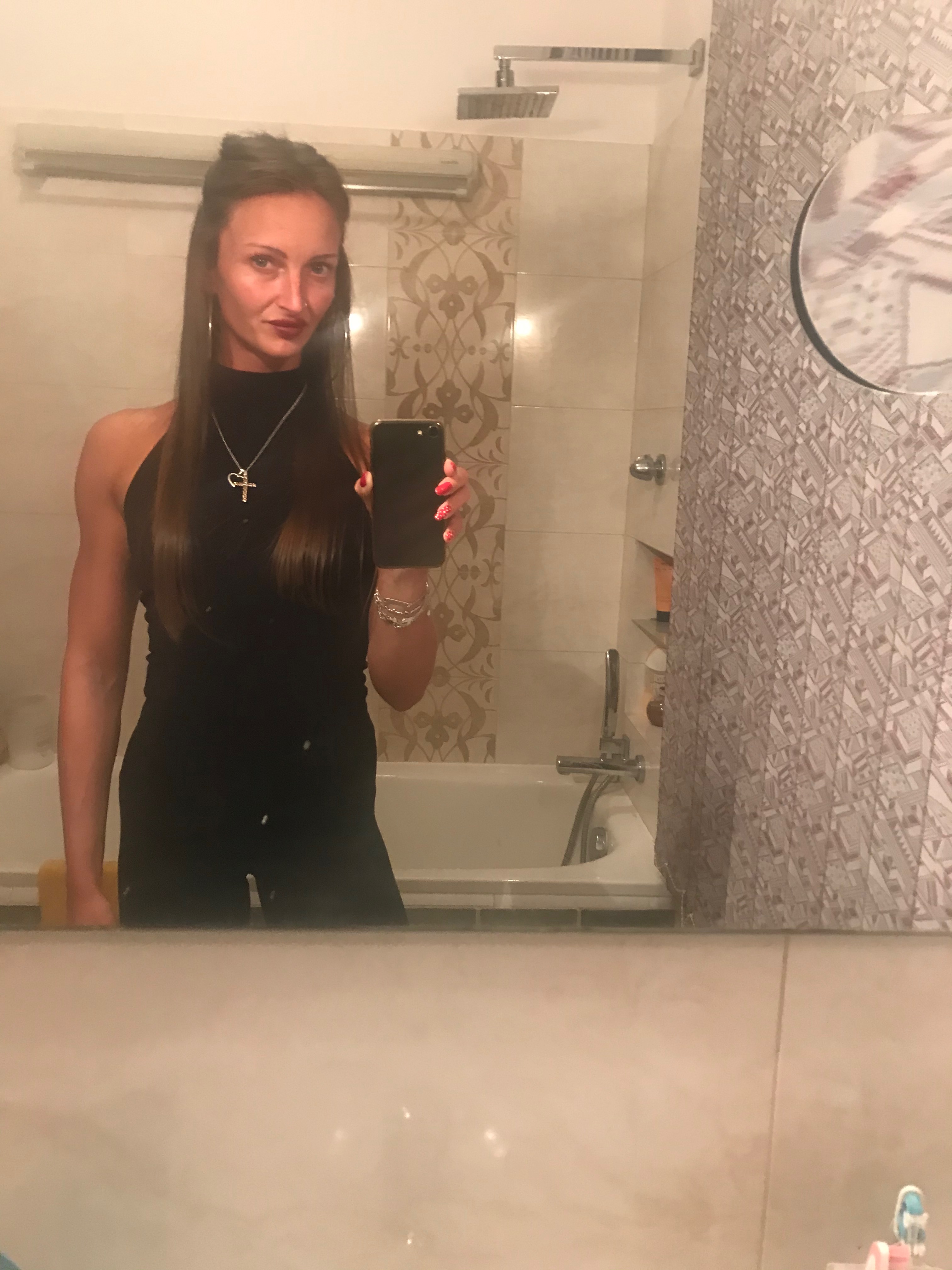 Portret kobiety w czarnej sukience przy lustrze, elegancka stylizacja, pionowy kadr we wnętrzu | Портрет женщины в черном платье у зеркала, элегантный образ, вертикальный кадр в интерьере