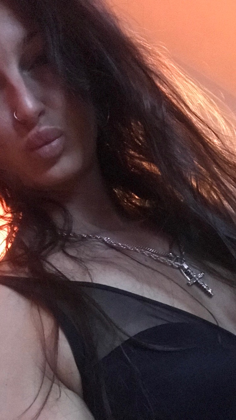 Zbliżenie portretowe kobiety o ciemnych włosach, twarz, światło, beauty klimat | Крупный женский портрет с темными волосами, лицо, свет, beauty-настроение